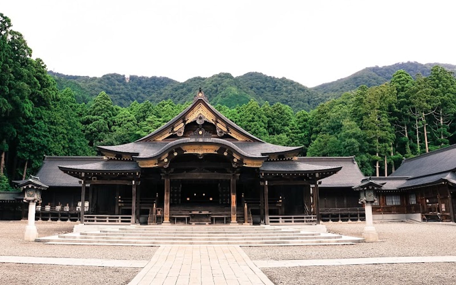 Yahiko Shrine beneath mature cedar trees