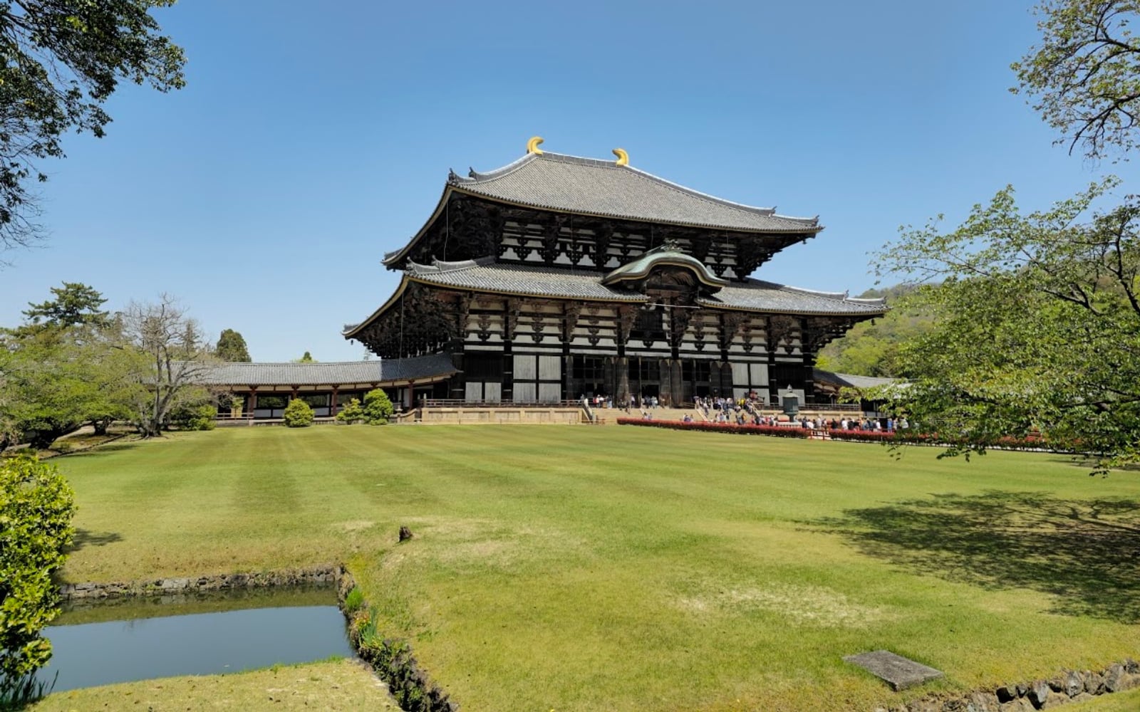 Great Buddha Hall at Todai-ji with wooden gate