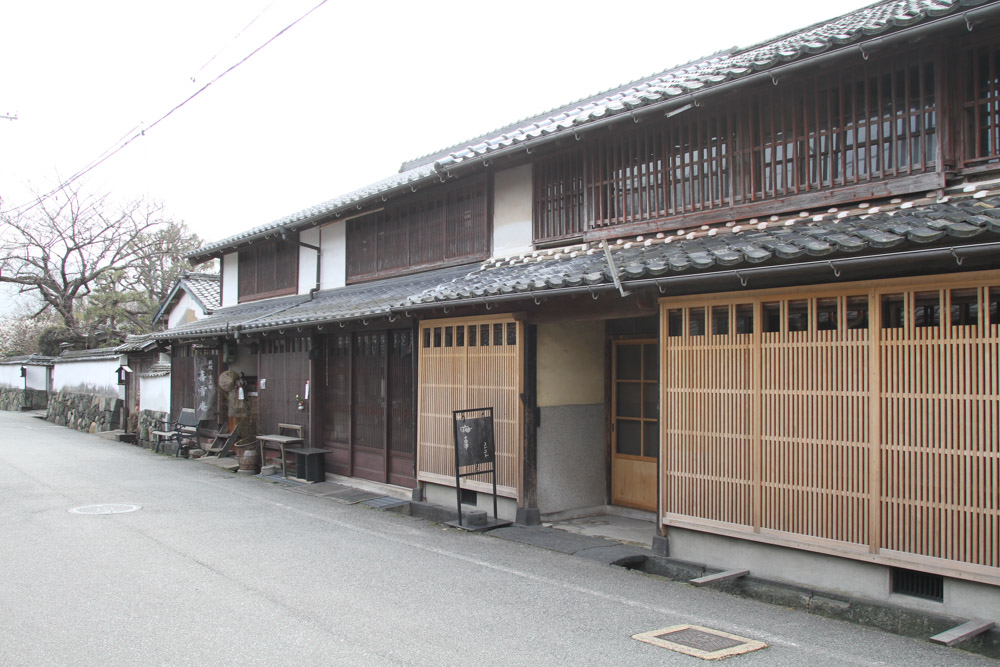 White walls and narrow samurai district street in Hagi